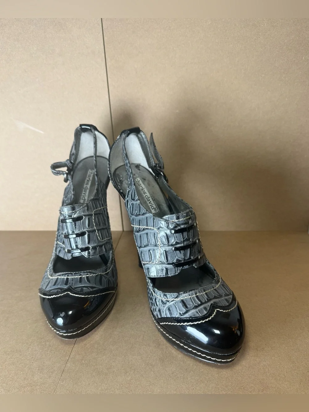 Charles David Vintage Crocodile Embossed Leather Black Gray Heels Size 9
